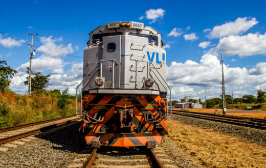 A renovação antecipada da concessão da Ferrovia Centro-Atlântica (FCA), controlada pela VLI, promete um significativo impulso para o setor ferroviário brasileiro, com a previsão de movimentar cerca de R$ 30 bilhões.