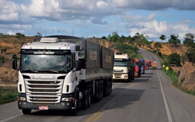 O volume de fretes rodoviários no Brasil registrou aumento de 13,9% no primeiro semestre de 2024 em comparação ao mesmo período do ano passado, conforme dados da Frete.com, plataforma online de transporte de cargas da América do Sul.