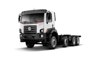 A Volkswagen Caminhões e Ônibus (VWCO) anunciou o lançamento de mais um membro para a família Constructor: o novo VW Constellation 33.260 8x4, um caminhão vocacional desenvolvido para o setor da construção civil.