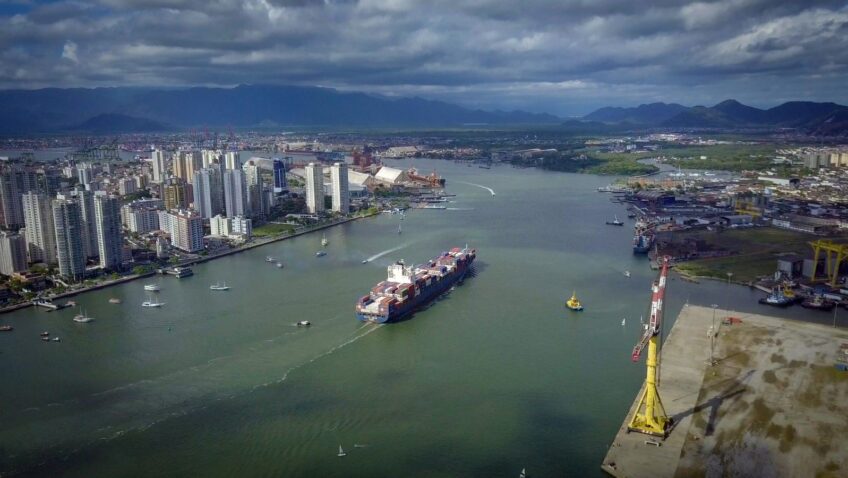 A partir de 21 de agosto, o Porto de Santos passará a exigir um atestado de conformidade com as normas internacionais de manejo de água de lastro para a atracação de todos os navios