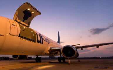 A Azul Cargo Express, unidade de negócios da Azul Linhas Aéreas, transportou 600 mil toneladas de carga nos últimos três anos, volume que se traduz em 92,5 milhões de pacotes. Segundo a companhia, somente em 2023 foram entregues 25 milhões de pacotes