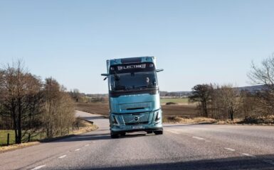 No próximo ano, a Volvo Trucks lançará uma nova versão de longo alcance do seu modelo FH Electric, capaz de percorrer até 600 km com uma única carga.