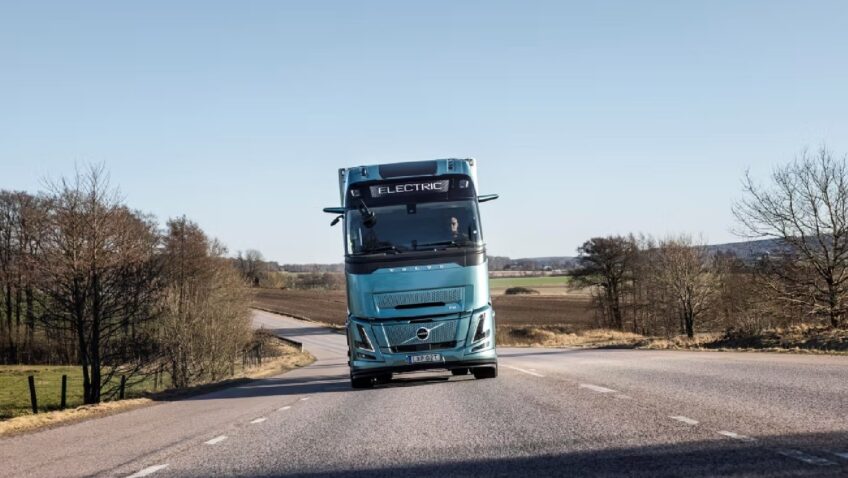 No próximo ano, a Volvo Trucks lançará uma nova versão de longo alcance do seu modelo FH Electric, capaz de percorrer até 600 km com uma única carga.