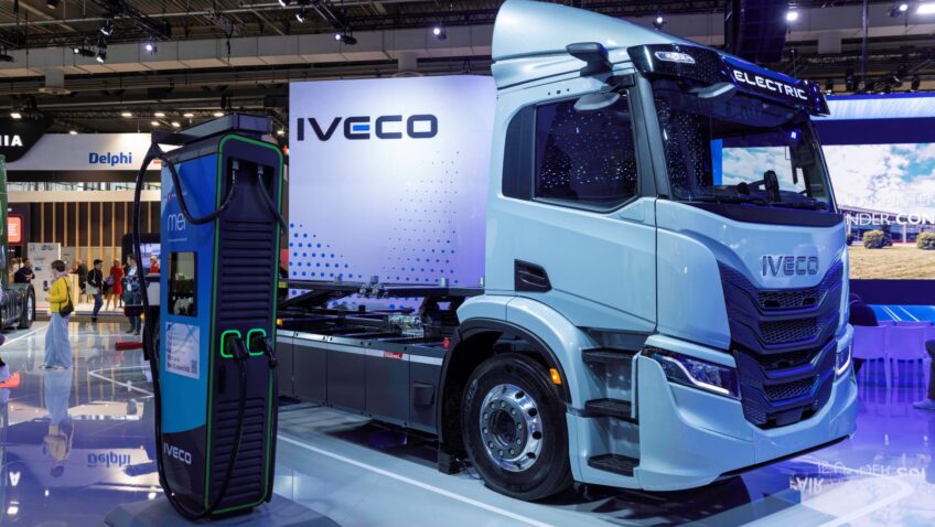 A Iveco levou à IAA Transportation 2024, maior feira de transportes do mundo, que ocorre até o próximo dia 22, em Hannover, Alemanha, suas múltiplas soluções para a descarbonização da frota de caminhões.