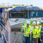 A malha ferroviária brasileira ganhou mais um reforço, com a inauguração do terminal rodoferroviário em Alvorada (TO). Com capacidade para carregar em média 12 vagões por hora, podendo levar até duas composições por dia, a nova estrutura vai possibilitar o transporte de até cinco mil toneladas de grãos diariamente, segundo informou o Ministério dos Transportes.