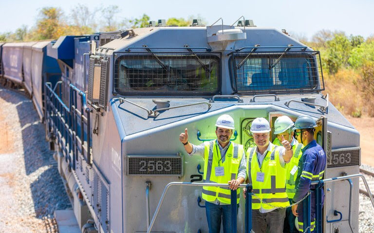 A malha ferroviária brasileira ganhou mais um reforço, com a inauguração do terminal rodoferroviário em Alvorada (TO). Com capacidade para carregar em média 12 vagões por hora, podendo levar até duas composições por dia, a nova estrutura vai possibilitar o transporte de até cinco mil toneladas de grãos diariamente, segundo informou o Ministério dos Transportes.