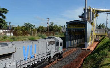 A VLI, especialista em soluções logísticas que integram ferrovias, portos e terminais, e a distribuidora de combustíveis ALE formalizaram uma parceria estratégica para a compensação de dióxido de carbono (CO₂) em todo o transporte de combustíveis realizado nas ferrovias operadas pela VL