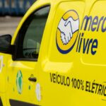 O Mercado Livre alcançou uma frota de 2,8 mil veículos elétricos no Brasil, México, Colômbia e Chile até agosto deste ano. O número é 20% superior ao que a empresa tinha no mesmo período do ano passado. Do total dessa frota, 1.300 estão nas operações brasileiras da companhia