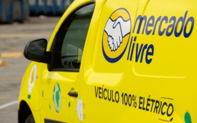 O Mercado Livre alcançou uma frota de 2,8 mil veículos elétricos no Brasil, México, Colômbia e Chile até agosto deste ano. O número é 20% superior ao que a empresa tinha no mesmo período do ano passado. Do total dessa frota, 1.300 estão nas operações brasileiras da companhia