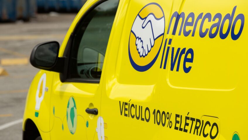 O Mercado Livre alcançou uma frota de 2,8 mil veículos elétricos no Brasil, México, Colômbia e Chile até agosto deste ano. O número é 20% superior ao que a empresa tinha no mesmo período do ano passado. Do total dessa frota, 1.300 estão nas operações brasileiras da companhia