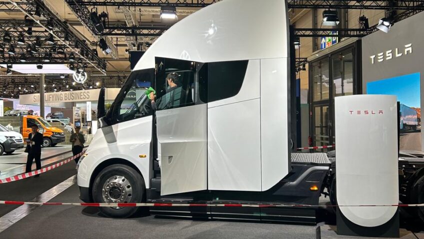 A reportagem do portal Transporte Moderno esteve na cobertura do primeiro dia do evento e mostra o quais as novidades das marcas Scania, Tesla, Stellantis e do Grupo Randon.