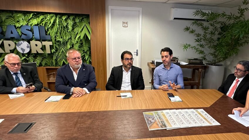 Durante a assembleia da Associação Brasileira das Entidades Portuárias e Hidroviárias (Abeph), realizada nesta quarta-feira (18) na sede da Brasil Export, em Santos, o presidente da Autoridade Portuária de Santos (APS), Anderson Pomini, convocou os líderes dos portos públicos do Brasil a unirem esforços em busca de um novo marco regulatório