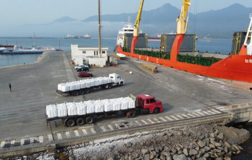 O Porto de São Sebastião, no litoral norte de São Paulo, voltou a movimentar café para exportação , o que marca a primeira operação do setor cafeeiro no local depois de mais de seis décadas