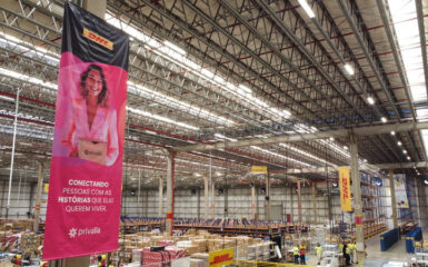 A Privalia, plataforma de e-commerce que atua com a oferta de produtos a preços promocionais, fechou parceria com a DHL Supply Chain, companhia especializada em armazenagem e distribuição