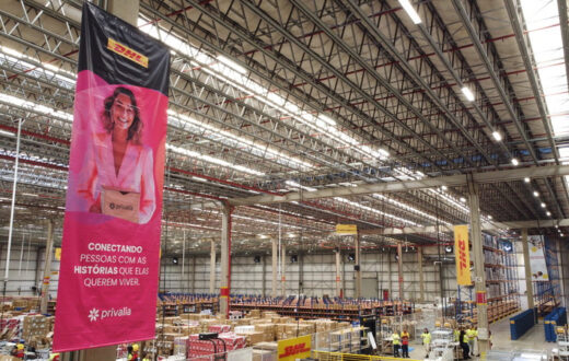 A Privalia, plataforma de e-commerce que atua com a oferta de produtos a preços promocionais, fechou parceria com a DHL Supply Chain, companhia especializada em armazenagem e distribuição