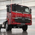 Os visitantes da Fenatran 2024, o maior evento de transporte de carga da América Latina, terão a oportunidade de conhecer a nova linha de caminhões Accelo 2025 da Mercedes-Benz. Com 20 anos à venda no Brasil, a família de modelos leves e médios da marca alemã ganhou um design moderno e melhorias técnicas significativas