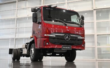 Os visitantes da Fenatran 2024, o maior evento de transporte de carga da América Latina, terão a oportunidade de conhecer a nova linha de caminhões Accelo 2025 da Mercedes-Benz. Com 20 anos à venda no Brasil, a família de modelos leves e médios da marca alemã ganhou um design moderno e melhorias técnicas significativas