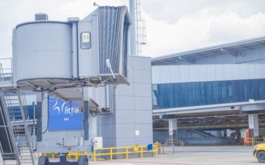 O Aeroporto Salgado Filho, em Porto Alegre, reabriu suas portas nesta sexta-feira (18), após mais de cinco meses de paralisação devido a fortes chuvas no Rio Grande do Sul.