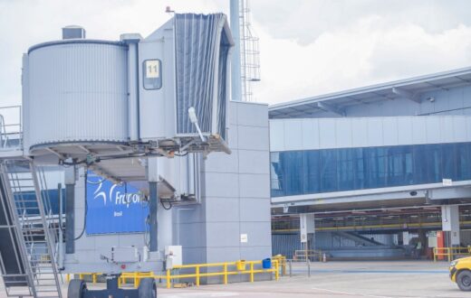 O Aeroporto Salgado Filho, em Porto Alegre, reabriu suas portas nesta sexta-feira (18), após mais de cinco meses de paralisação devido a fortes chuvas no Rio Grande do Sul.