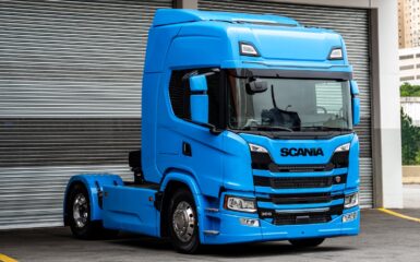 Em linha com sua estratégia de oferecer ao mercado brasileiro uma gama variada de caminhões com energia limpa, a Scania traz para o Brasil o caminhão elétrico, movido a bateria, o pesado 30 G 4x2