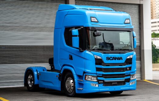 Em linha com sua estratégia de oferecer ao mercado brasileiro uma gama variada de caminhões com energia limpa, a Scania traz para o Brasil o caminhão elétrico, movido a bateria, o pesado 30 G 4x2