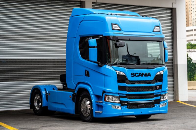 Em linha com sua estratégia de oferecer ao mercado brasileiro uma gama variada de caminhões com energia limpa, a Scania traz para o Brasil o caminhão elétrico, movido a bateria, o pesado 30 G 4x2