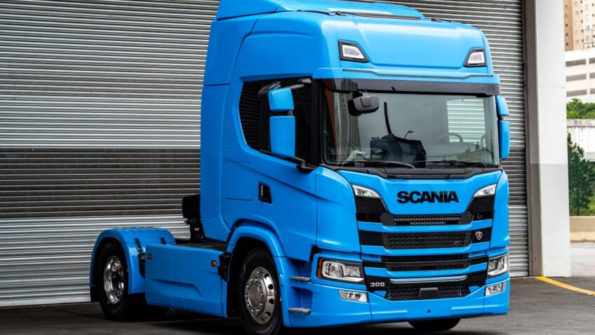 Em linha com sua estratégia de oferecer ao mercado brasileiro uma gama variada de caminhões com energia limpa, a Scania traz para o Brasil o caminhão elétrico, movido a bateria, o pesado 30 G 4x2