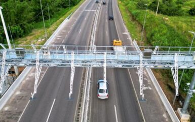 Na próxima segunda-feira, 14 de outubro, o ministro dos Transportes, Renan Filho, apresentará uma Resolução que visa a implementação do sistema de pedágio eletrônico, conhecido como free flow, em todo o território nacional.