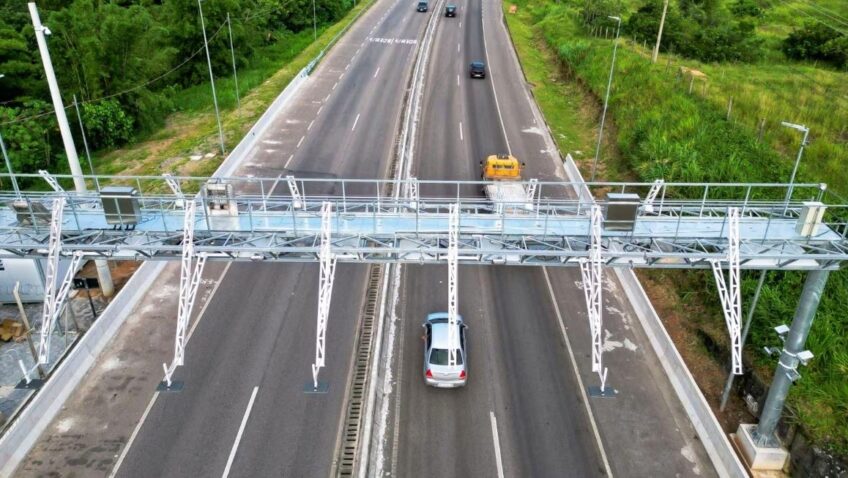 Na próxima segunda-feira, 14 de outubro, o ministro dos Transportes, Renan Filho, apresentará uma Resolução que visa a implementação do sistema de pedágio eletrônico, conhecido como free flow, em todo o território nacional.