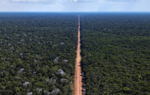 As obras de asfaltamento da BR-319, que liga Manaus (AM) a Porto Velho (RO), poderão ser retomadas após uma decisão da Justiça Federal que derrubou a Ação Civil Pública proposta pelo Laboratório de Observação do Clima