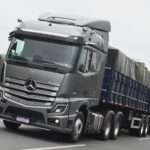 A Mercedes-Benz do Brasil atingiu a marca de 15 mil caminhões customizados. Este marco, alcançado em outubro de 2024, é o reflexo de uma estratégia bem-sucedida que vem gerando resultados consistentes ao longo dos últimos nove anos, com uma média de 1, 6 mil unidades personalizadas por ano.