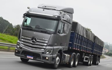 A Mercedes-Benz do Brasil atingiu a marca de 15 mil caminhões customizados. Este marco, alcançado em outubro de 2024, é o reflexo de uma estratégia bem-sucedida que vem gerando resultados consistentes ao longo dos últimos nove anos, com uma média de 1, 6 mil unidades personalizadas por ano.