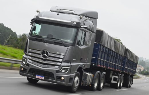 A Mercedes-Benz do Brasil atingiu a marca de 15 mil caminhões customizados. Este marco, alcançado em outubro de 2024, é o reflexo de uma estratégia bem-sucedida que vem gerando resultados consistentes ao longo dos últimos nove anos, com uma média de 1, 6 mil unidades personalizadas por ano.