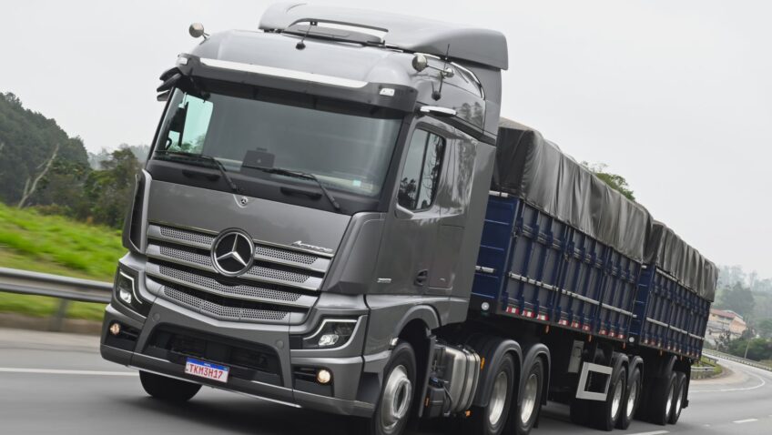 A Mercedes-Benz do Brasil atingiu a marca de 15 mil caminhões customizados. Este marco, alcançado em outubro de 2024, é o reflexo de uma estratégia bem-sucedida que vem gerando resultados consistentes ao longo dos últimos nove anos, com uma média de 1, 6 mil unidades personalizadas por ano.