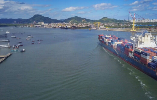 O Porto de Santos mantém o bom ritmo de movimentação e atinge em outubro 15,5 milhões de toneladas de cargas transportadas, aumento de 8,4% em relação ao mesmo período de 2023, conforme mostra o balanço divulgado pela Autoridade Portuária de Santos (APS)