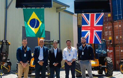 O operador logístico TECADI e a JCB, fabricante de equipamentos para construção, anunciaram a inauguração de um novo armazém em Itajaí, Santa Catarina