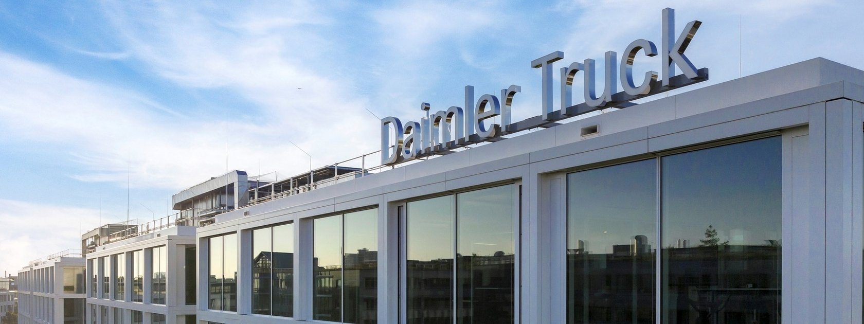 Daimler Truck reduz projeções para 2025 diante de desaceleração na América do Norte