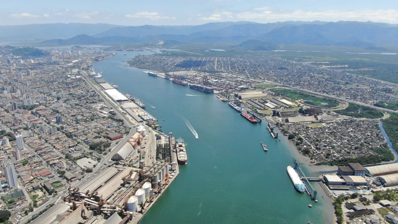 Tarifaço dos EUA impulsiona recorde de 17 milhões de toneladas no Porto de Santos