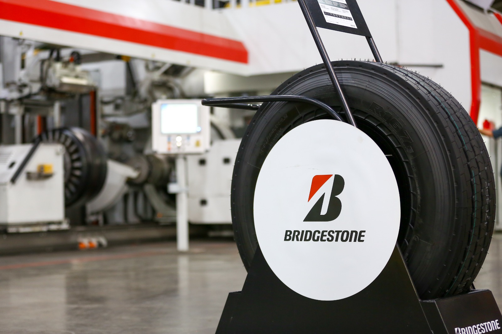Bridgestone lança pneu urbano para caminhões de lixo, betoneiras e entregas urbanas