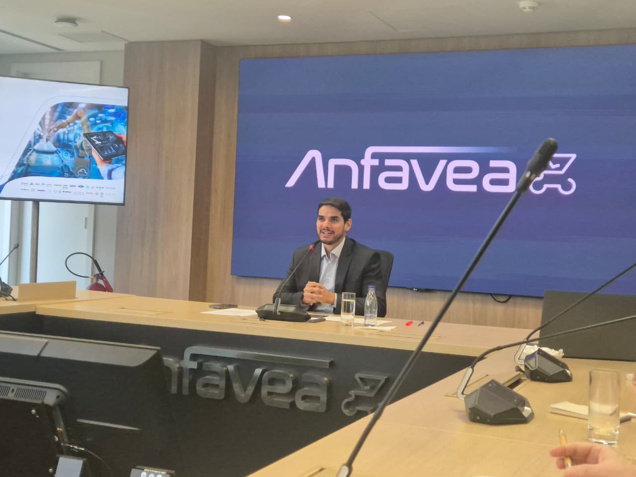 Exportações para Argentina evitam queda mais acentuada na produção de caminhões até agosto, diz Anfavea
