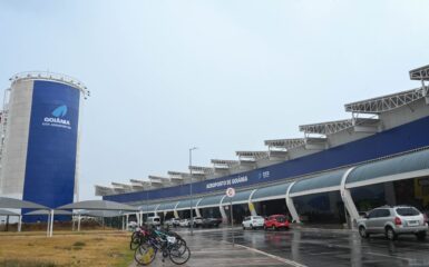A imagem mostra a entrada do Aeroporto de Goiânia (GO)