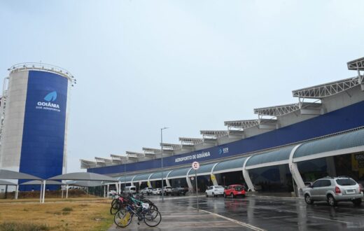A imagem mostra a entrada do Aeroporto de Goiânia (GO)
