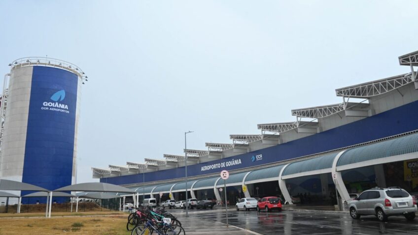 A imagem mostra a entrada do Aeroporto de Goiânia (GO)