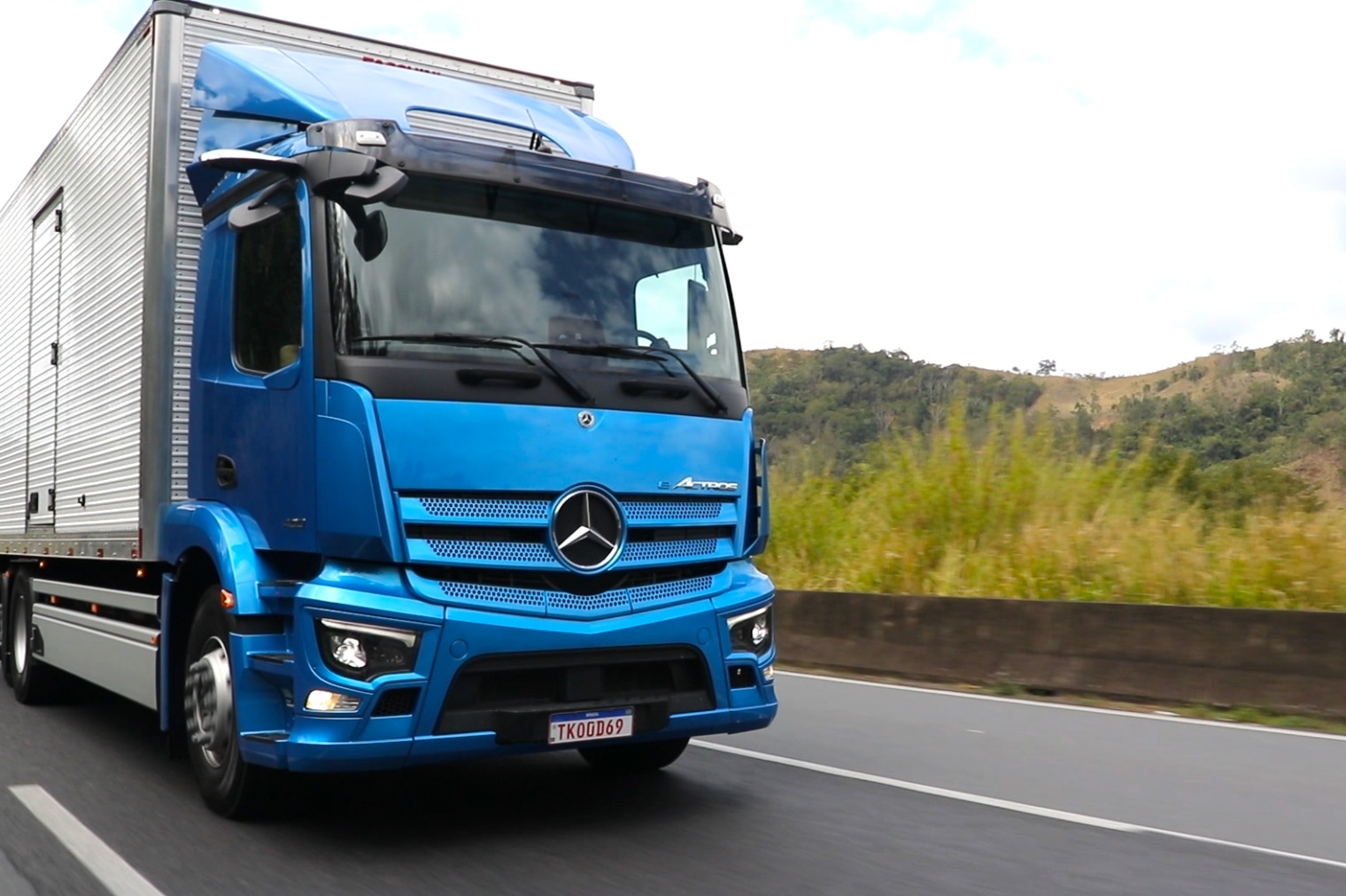 Caminhão elétrico da Mercedes-Benz percorre 476 km de SP a Curitiba sem recarga