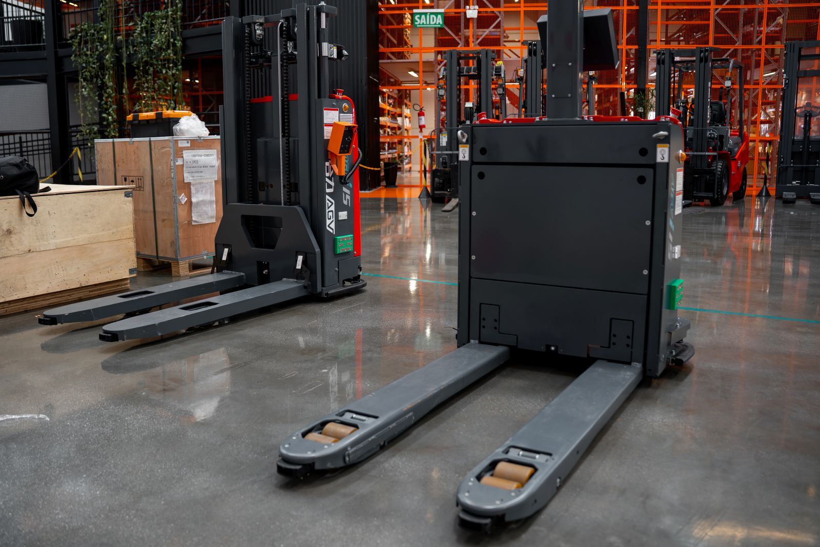 Empilhadeira sem operador chega ao Brasil e promete operação 24h com mais produtividade