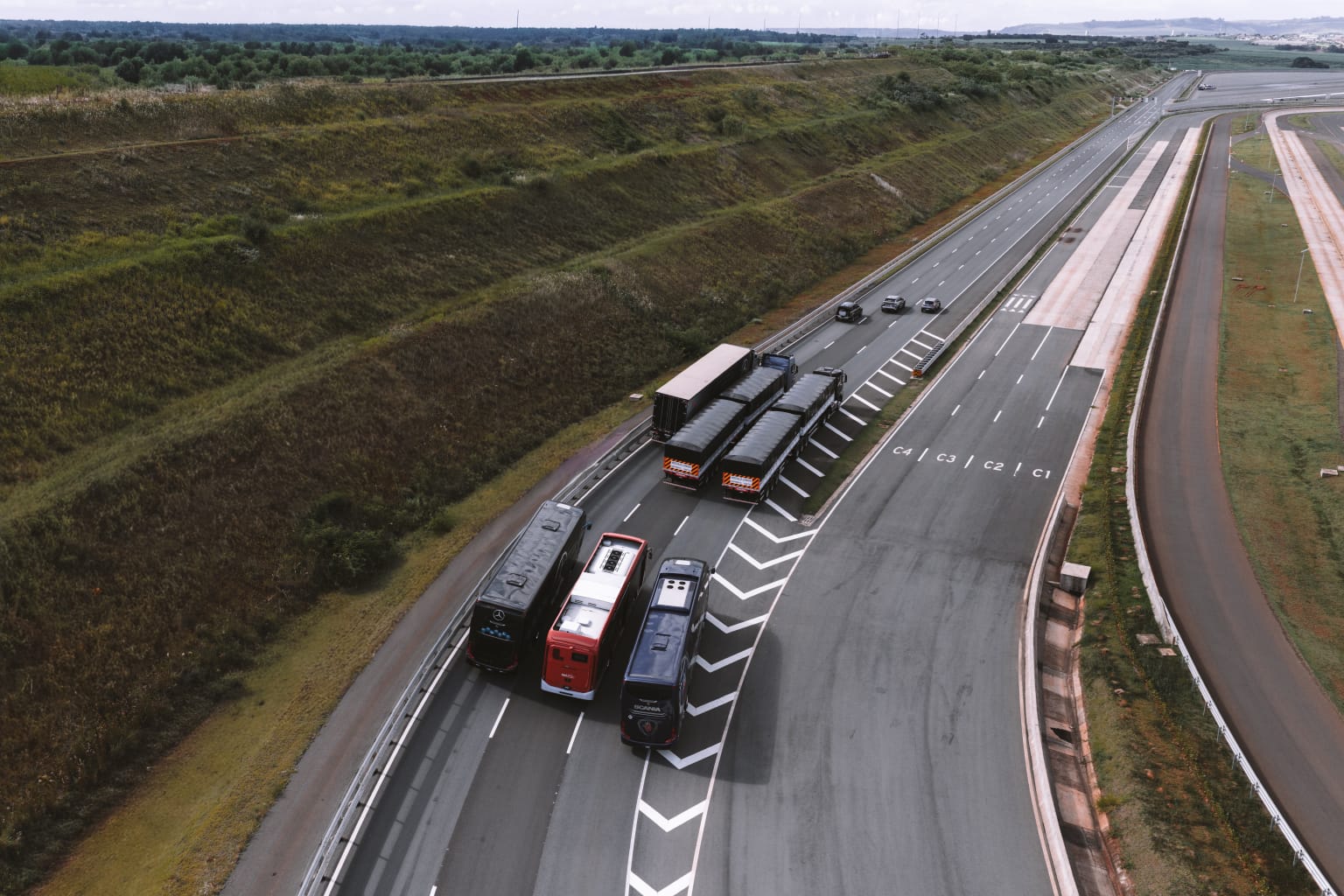 Centro de testes brasileiro reduzirá em até seis meses desenvolvimento de caminhões e ônibus, diz executivo da Mercedes-Benz