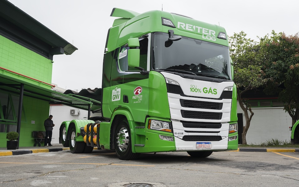 Reiter compra 220 caminhões a gás e estreia Scania elétrico