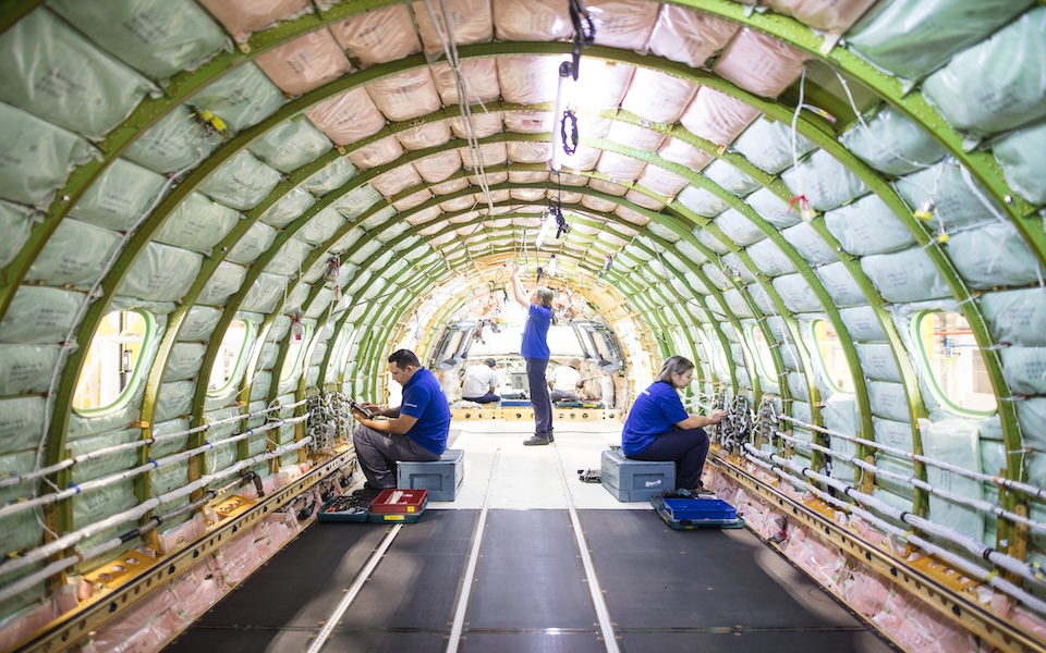 Embraer oferece formação gratuita para trabalhar na produção de aviões